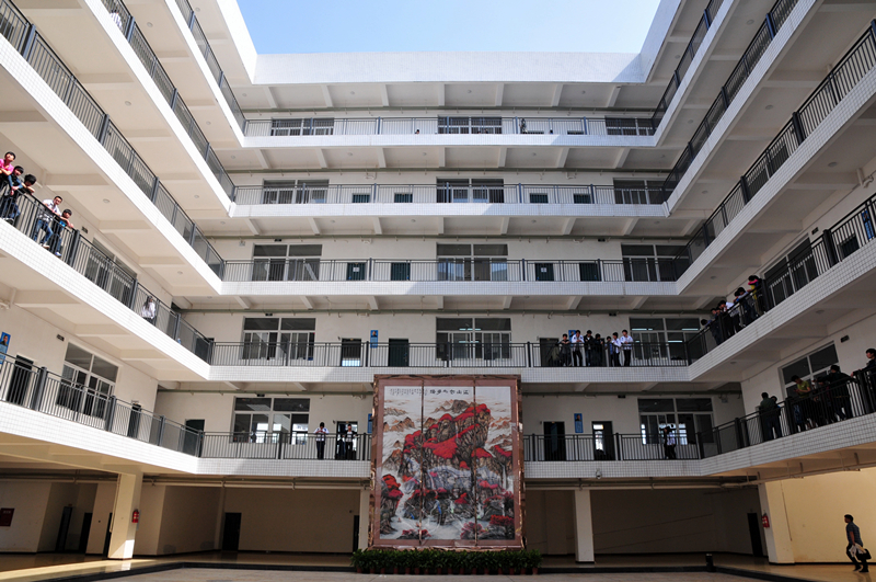 1556188156206810.jpg 教学楼大厅.jpg